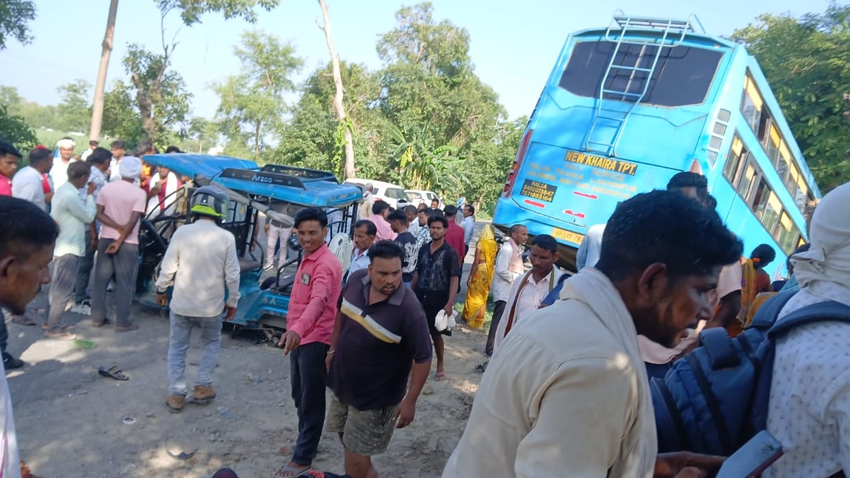 Woman dies after e-rickshaw collides with bus while trying to avoid pothole