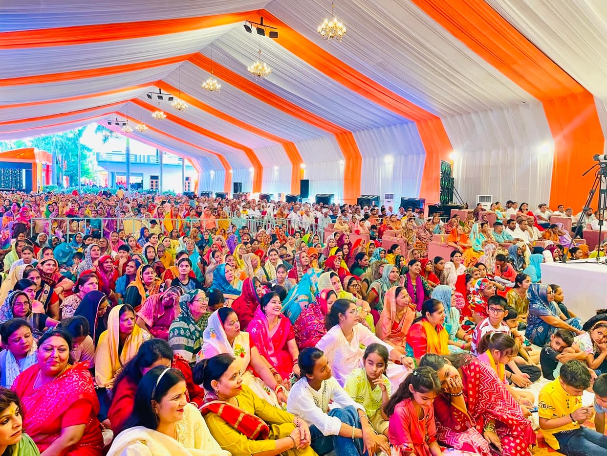 Devotees were overcome with emotion upon hearing the description of the celebration of Lord Ram's birth during the Shri Ram Katha