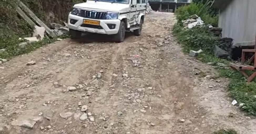 खस्ताहाल निरमंड से जाओं सड़क। संवाद