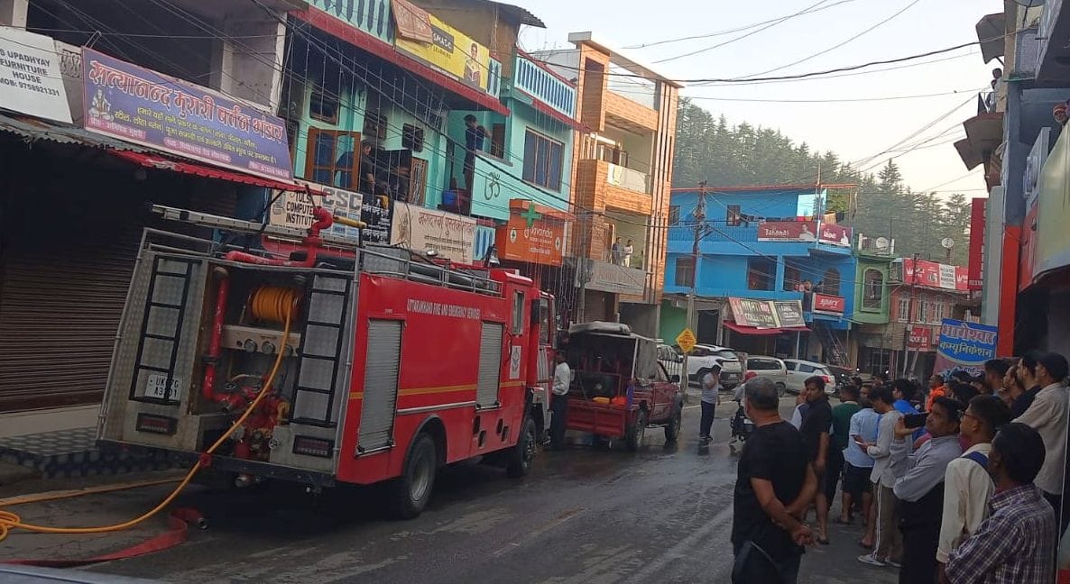 A short circuit caused a fire in the house, goods worth lakhs burnt.