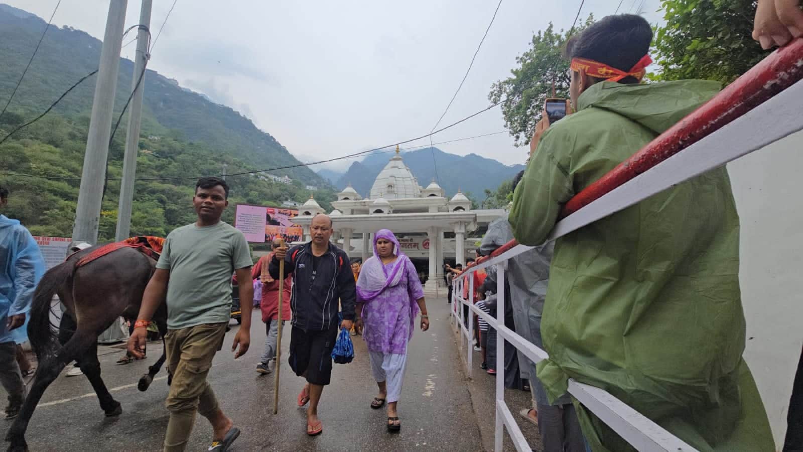मां वैष्णो देवी भवन के लिए प्रस्थान करते श्रद्धालु। संवाद