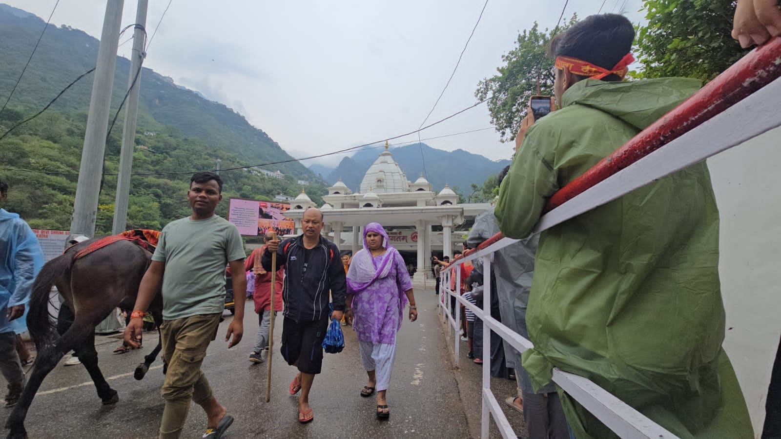 मां वैष्णो देवी भवन के लिए प्रस्थान करते श्रद्धालु। संवाद