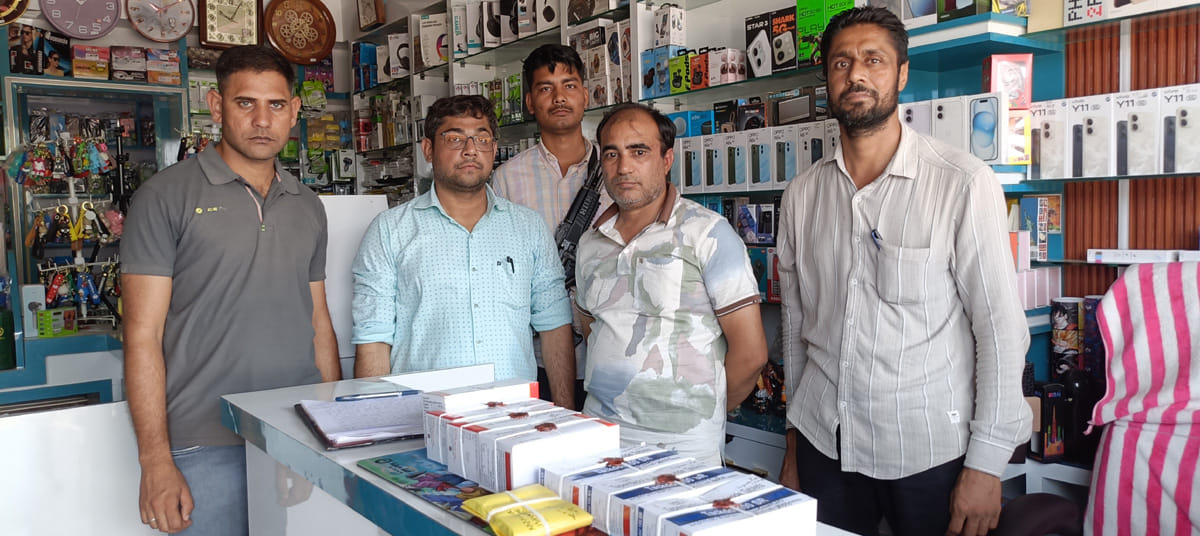 He was selling drugs by making a hidden cupboard in a mobile shop; 1200 banned capsules and 890 pills were seized, suspect arrested