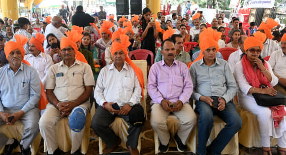 मंडी के सेरी मंच पर आयोजित राज्य स्तरीय महाराणा प्रताप जयंती समारोह में मौजूद लोग।। संवाद