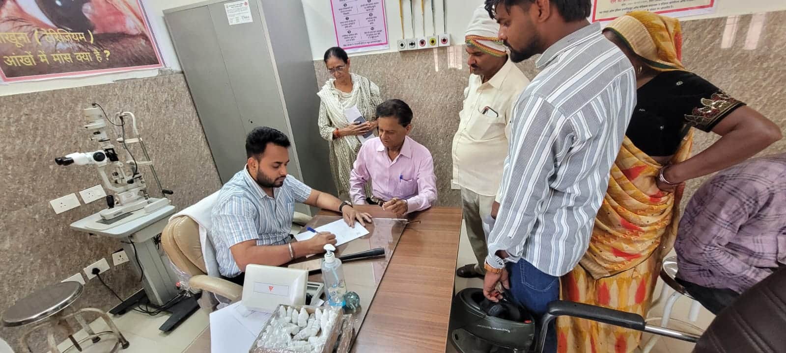 मेडिकल कॉलेज के नेत्र विभाग में मरीजों को देखते चिकित्सक। संवाद