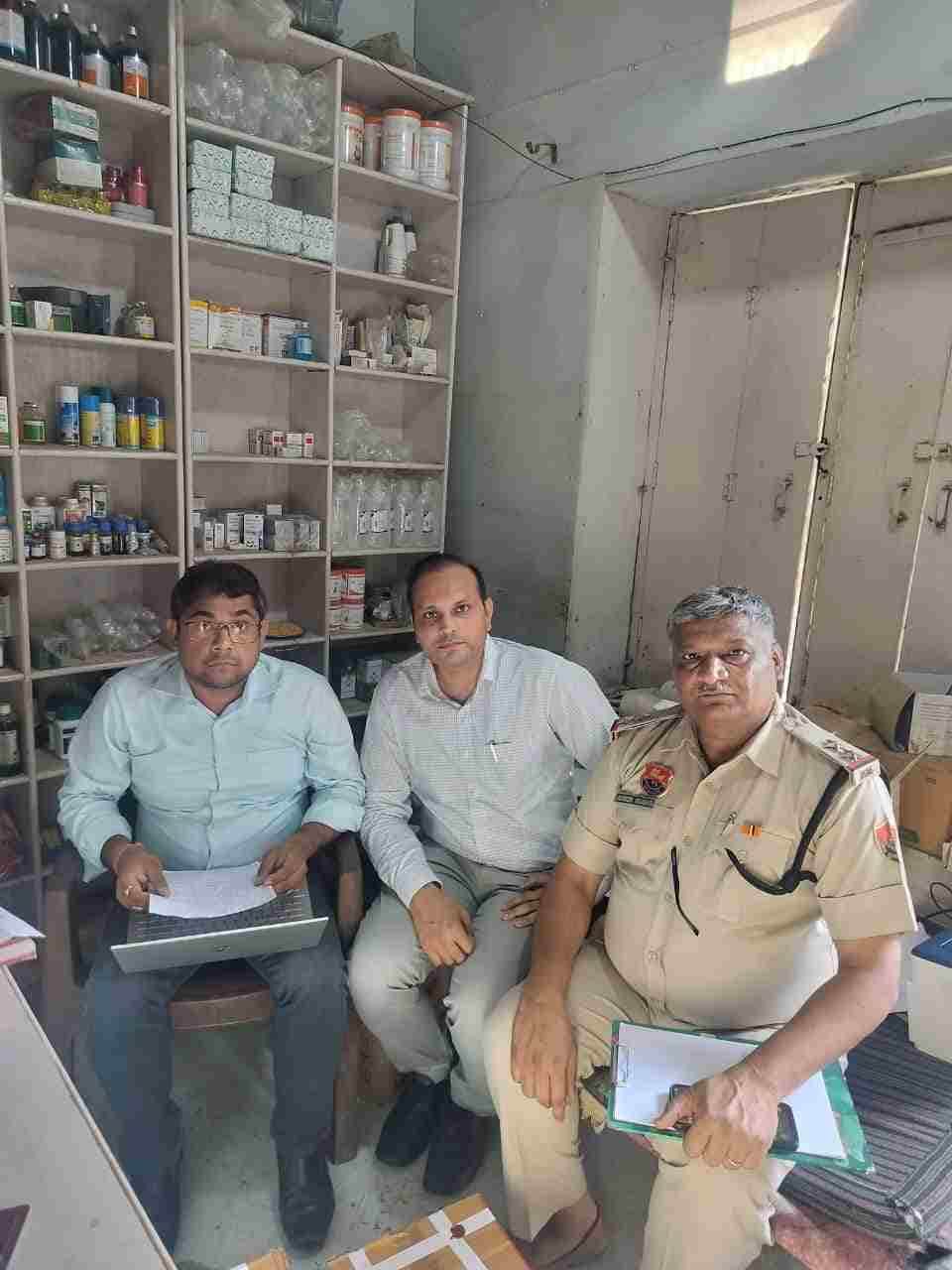 मेडिकल स्टोर की जांच करते ड्रग कंट्रोल ऑफिसर अजय लुहाच। 