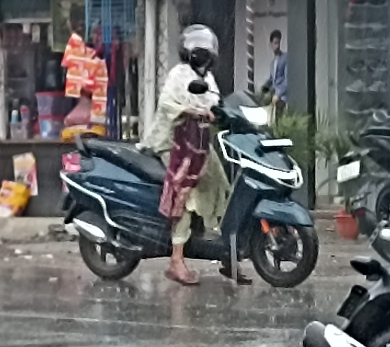 Scorching heat during the day; rain accompanied by strong winds in the evening.