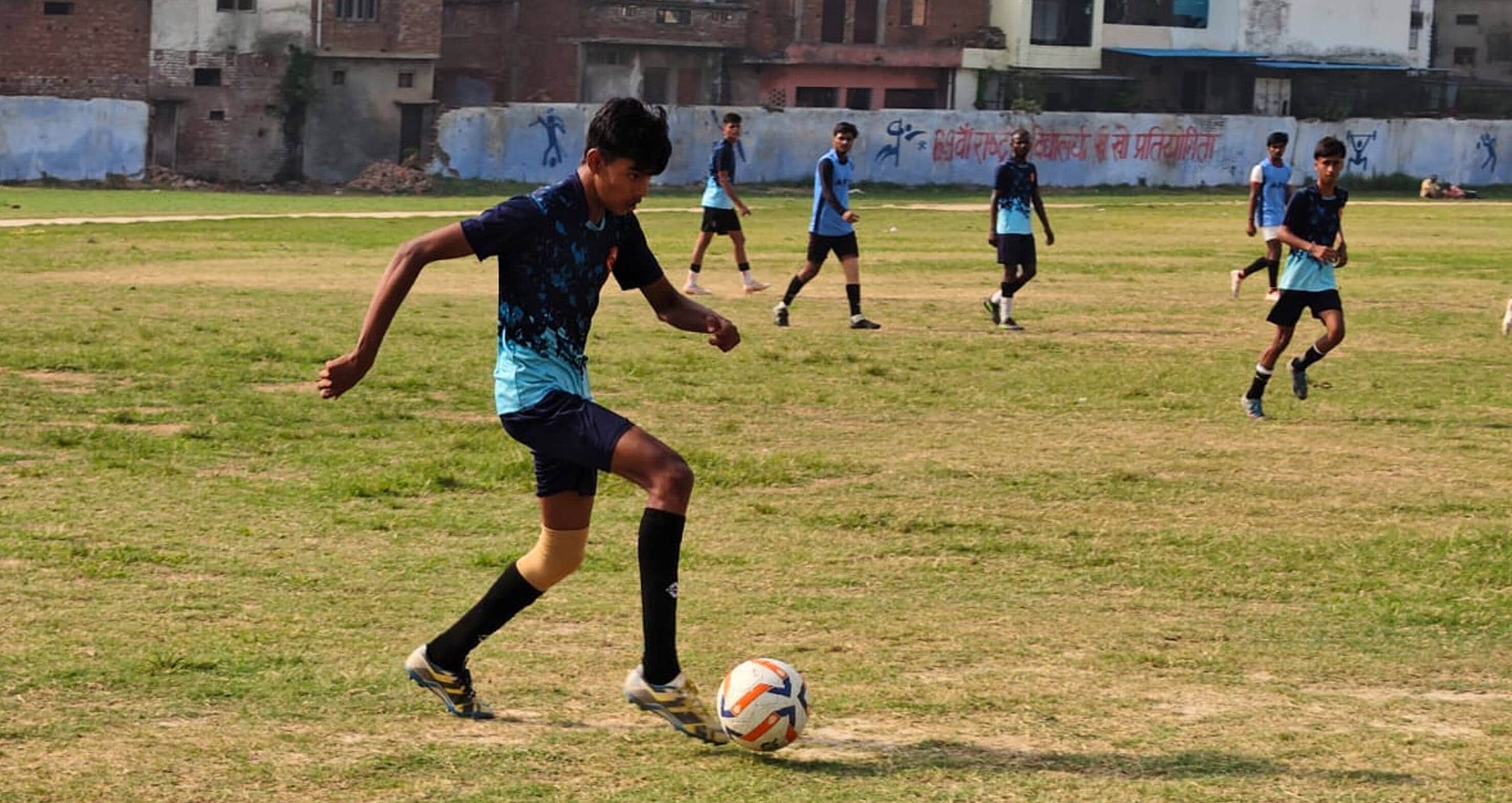 मकबरा स्टेडियम में फुटबॉल समर कैंप  में गोल करने के लिए जद्दोजहद करते खिलाड़ी।