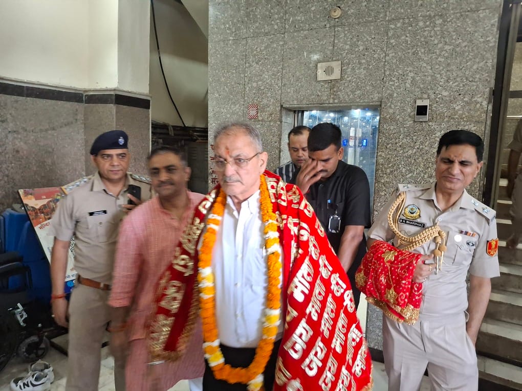 The Governor paid obeisance at the shrine of Mata Chintpurni.