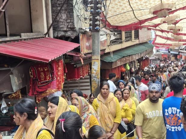 माता चिंतपूर्णी के दरबार में उमड़ी श्रद्धालुओं की भीड़। संवाद
