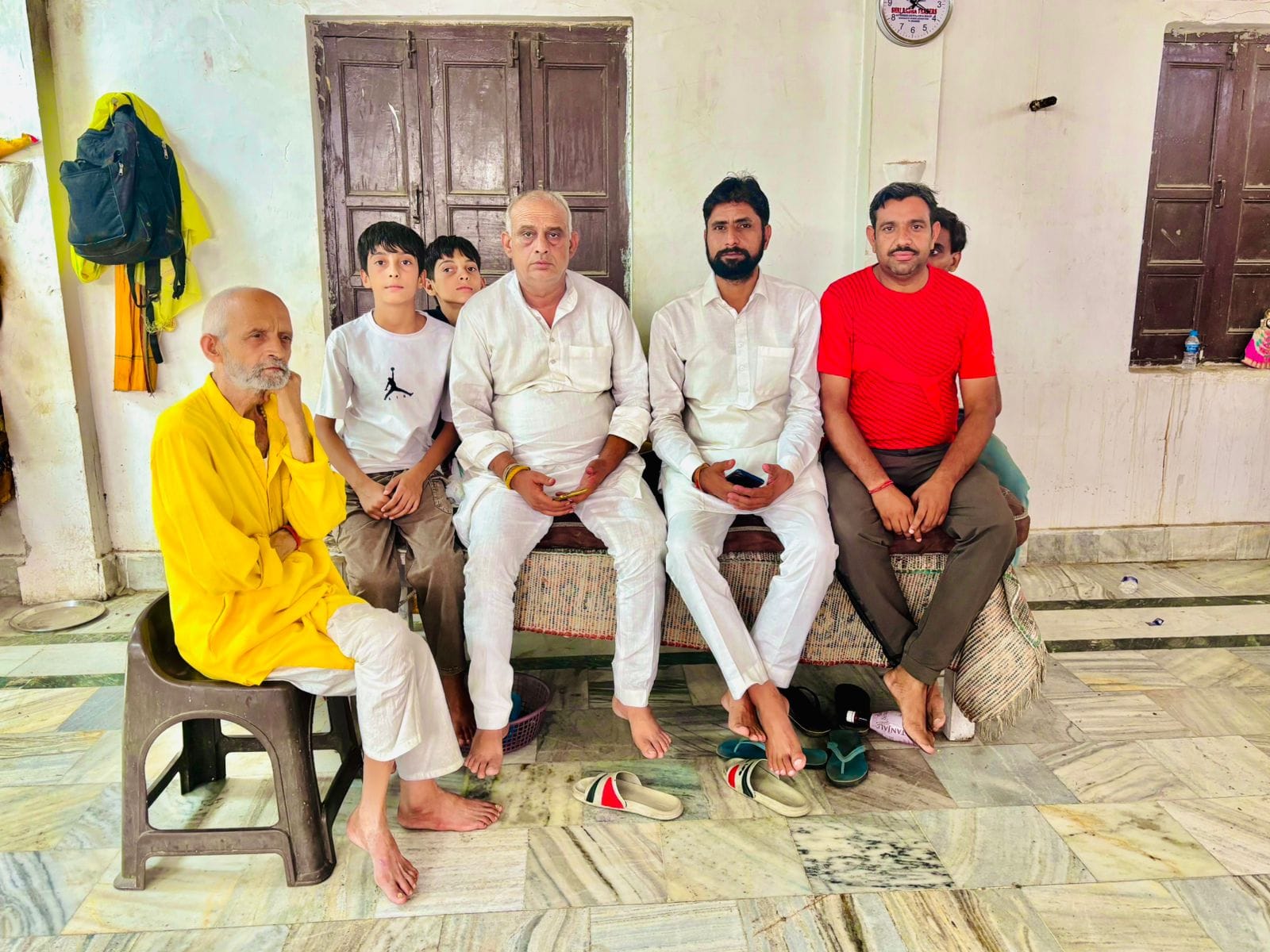 मंदिर बैठे ग्राम पंचायत सरपंच और ग्रामीण। संवाद