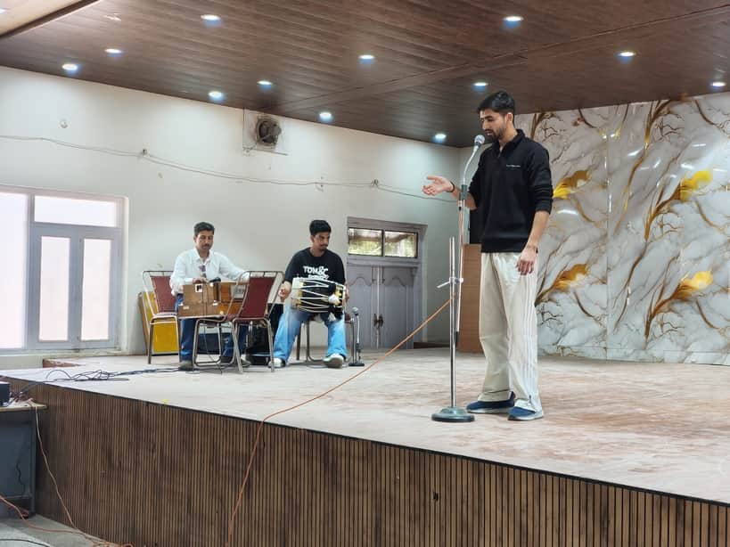 नगर निगम हॉल में मां शूलिनी मंदिर की सांस्कृतिक संध्याओं के लिए गायन का ऑडिशन देता प्रतिभागी। स