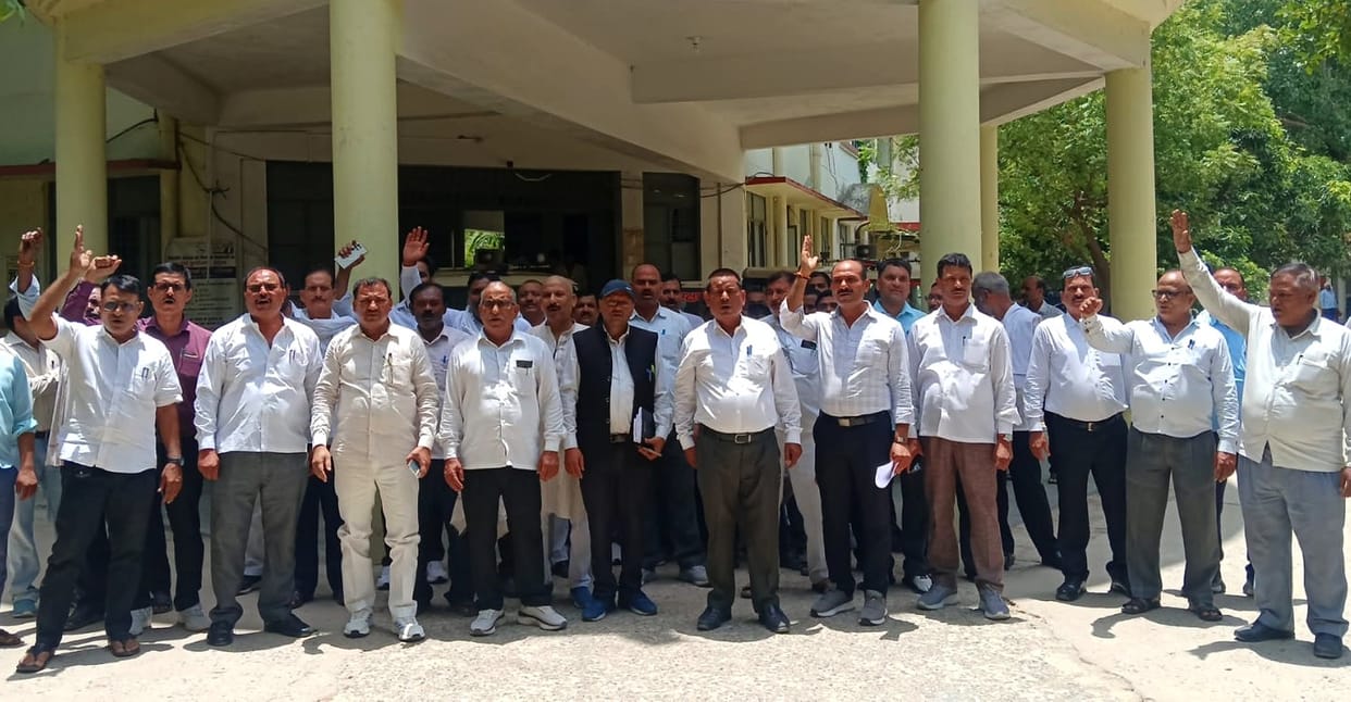 Protest against assigning registry work to a private company