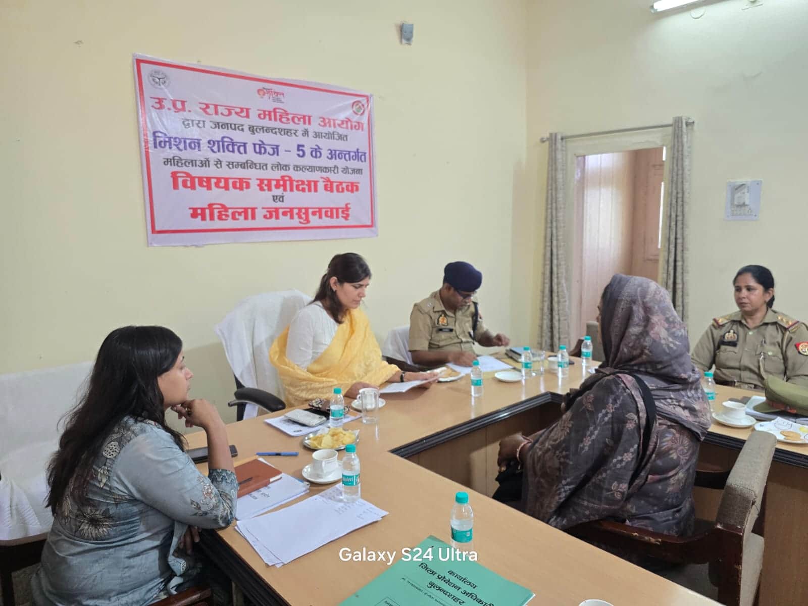 पीडब्ल्यूडी गेस्ट हाउस सभागार में महिला जनसुनवाई के दौरान पीड़ित की समस्या सुनती राज्य महिला आय