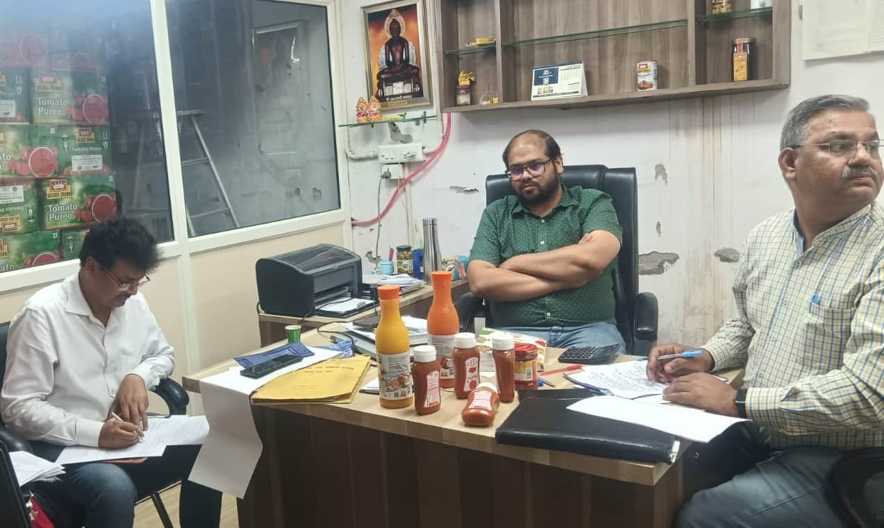 पिलखुवा के रिलायंस रोड पर जांच करती खाद्य सुरक्षा विभाग की टीम।संवाद