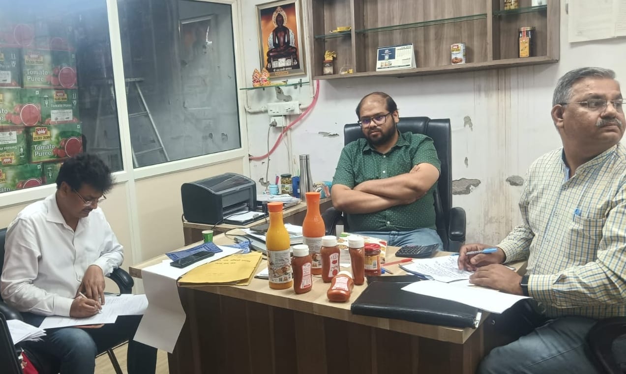 पिलखुवा के रिलायंस रोड पर जांच करती खाद्य सुरक्षा विभाग की टीम।संवाद