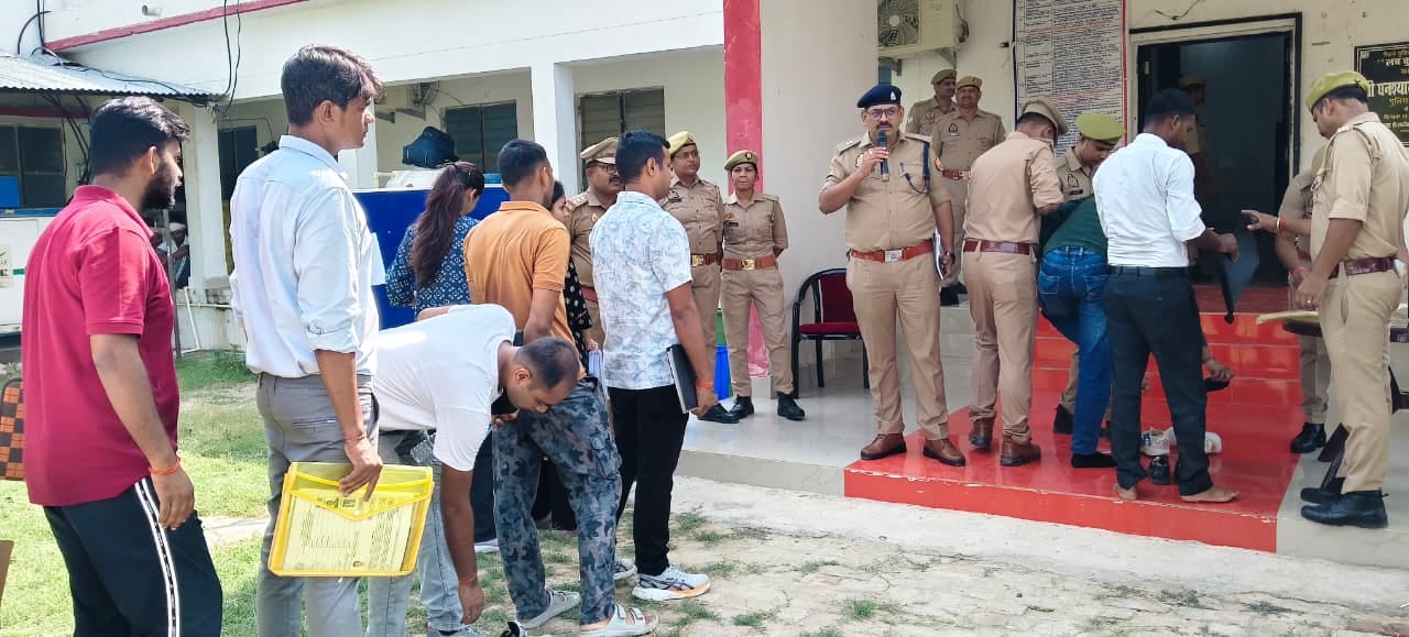 पुलिस लाइन में शारीरिक माप व अभिलेख सत्यापन कराते अभ्यर्थी।