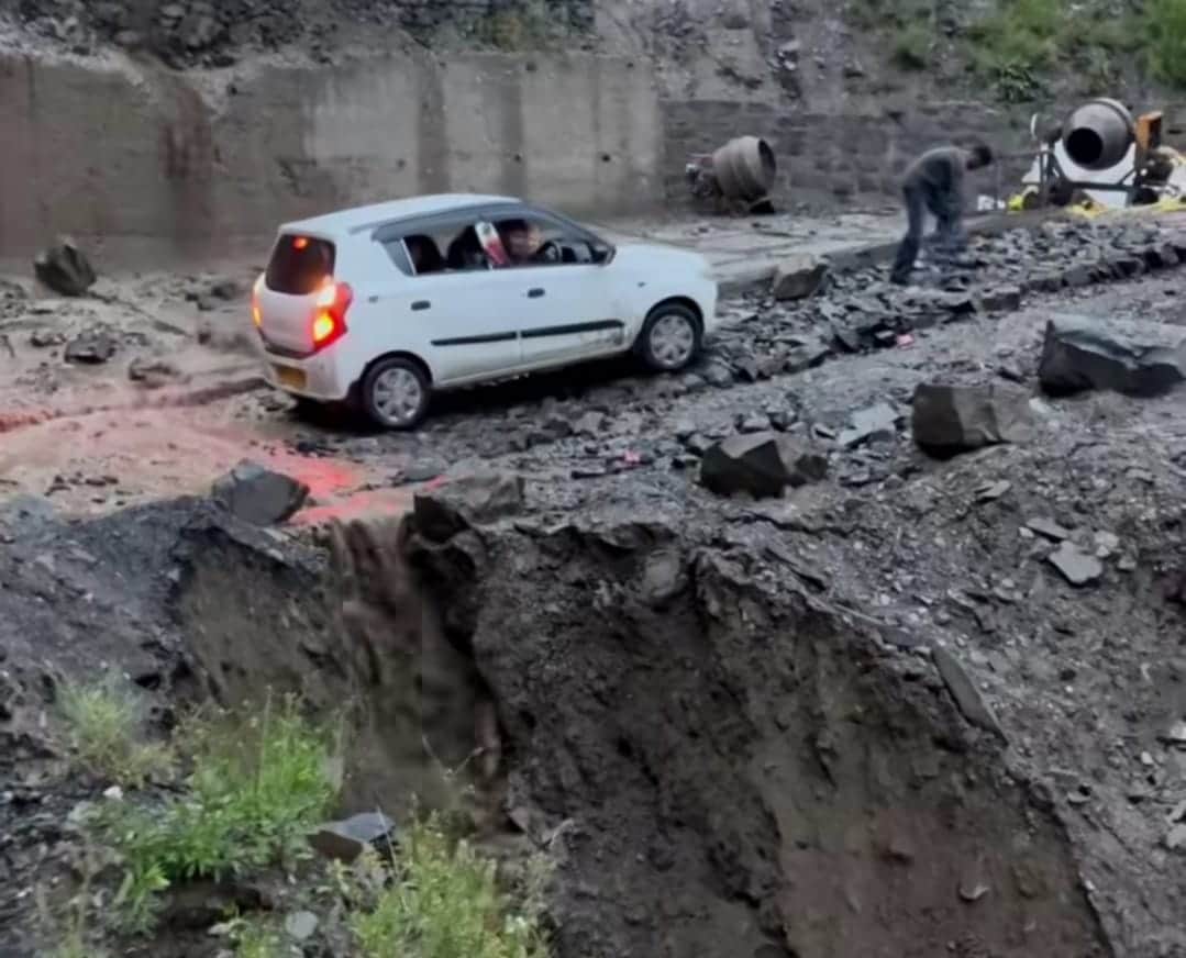 प्री मानसून कर बारिश से कांडीबाग-लोट सड़क बंद, गाड़ी भी फंसी। संवाद