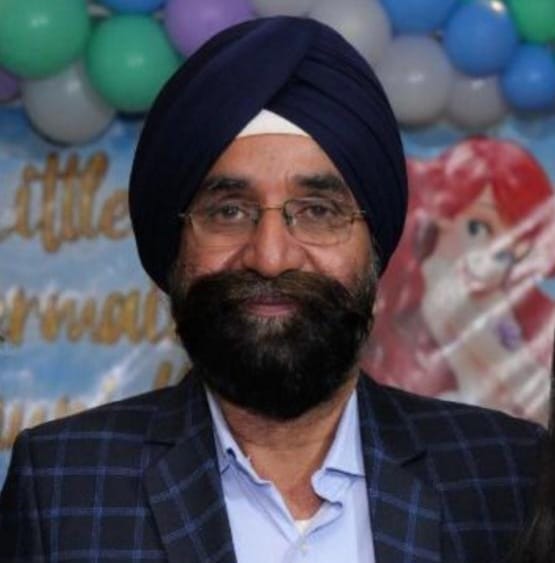 Car crashes into tree; manager of women's college dies.