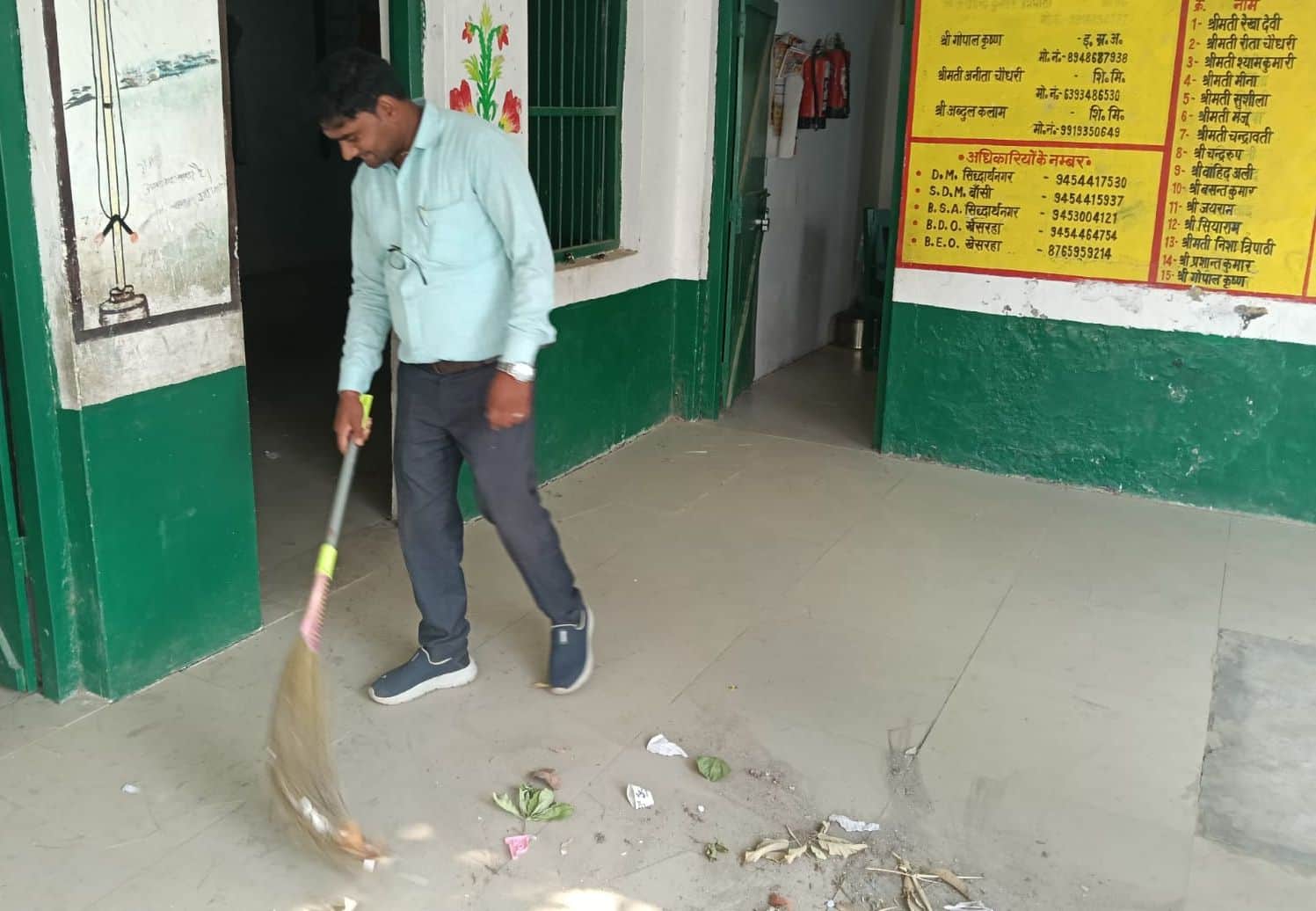 प्राथमिक विद्यालय पिपरादोयम में झाड़ू लगाते प्रधानाध्यापक।  