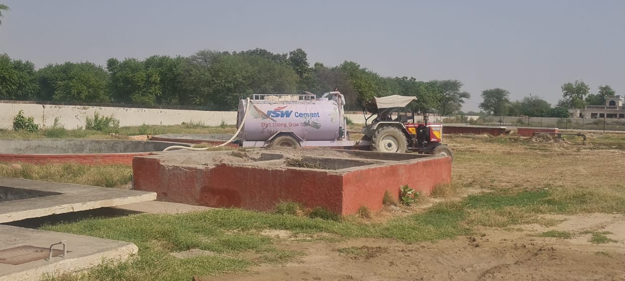 Dry throats, empty tanks... the 5,000-strong population in Rampura Dhillo has been longing for every drop of water for 15 days