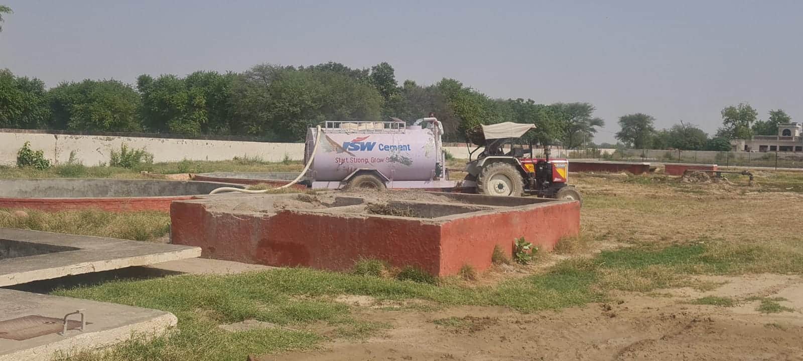 रामपुरा ढिल्लो गांव के जलघर के टैंक को टैंकर से भरा जा रहा है। 
