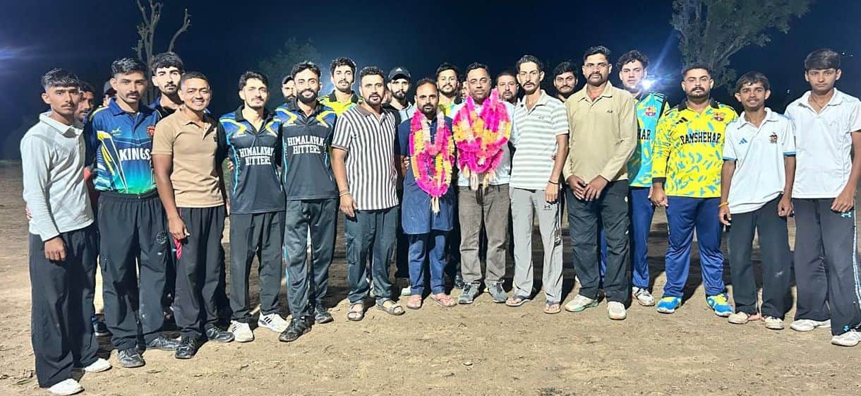 रामशहर में आयोजित नेर प्रीमियर लीग सीजन-2 के दौरान मुख्यातिथि के साथ मौजूद टीमों के खिलाड़ी।