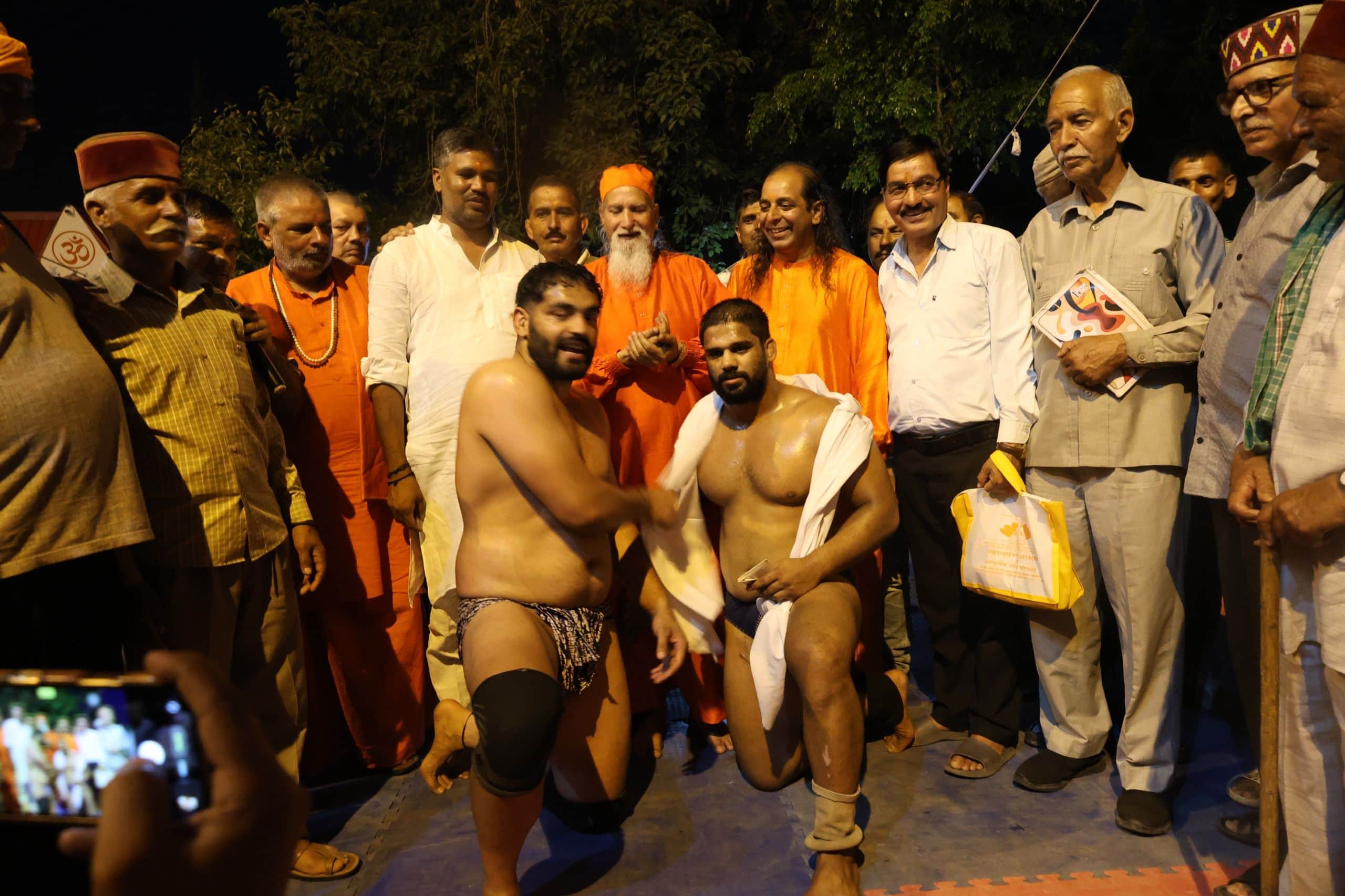 सुबाथू के कठनी दंगल में विजेताओं के साथ आयोजक। स्रोत : आयोजक