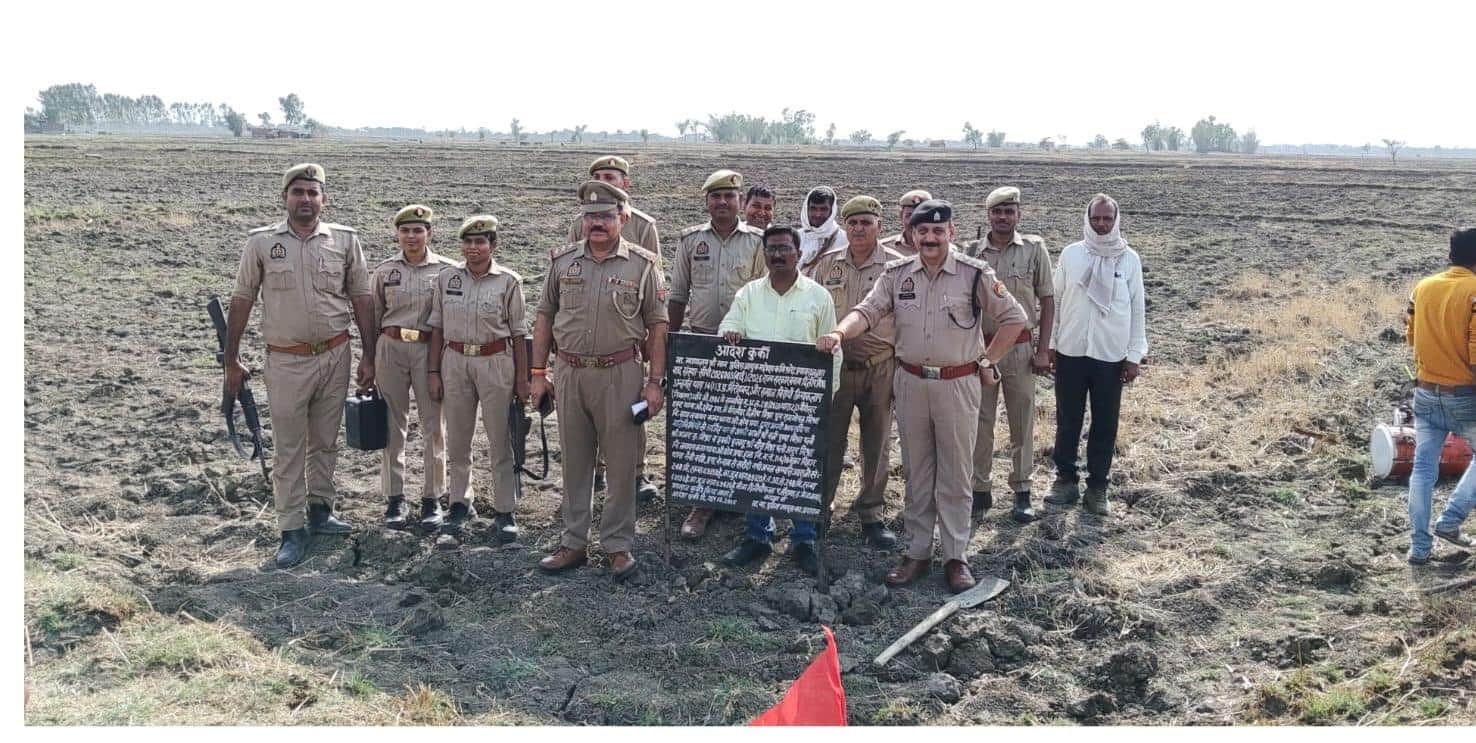 सिलौधीकला में अवैध जमीन पर प्रशासन ने लगाया कुर्की नोटिस बोर्ड और लाल झण्डी।