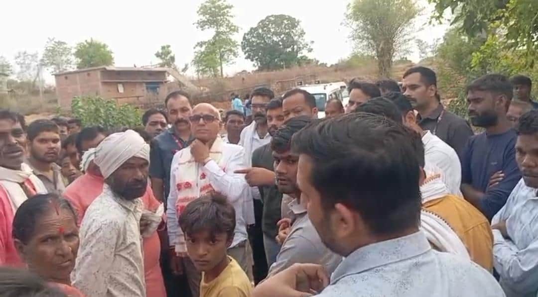 सांसद लोगों को समझाते हुए।