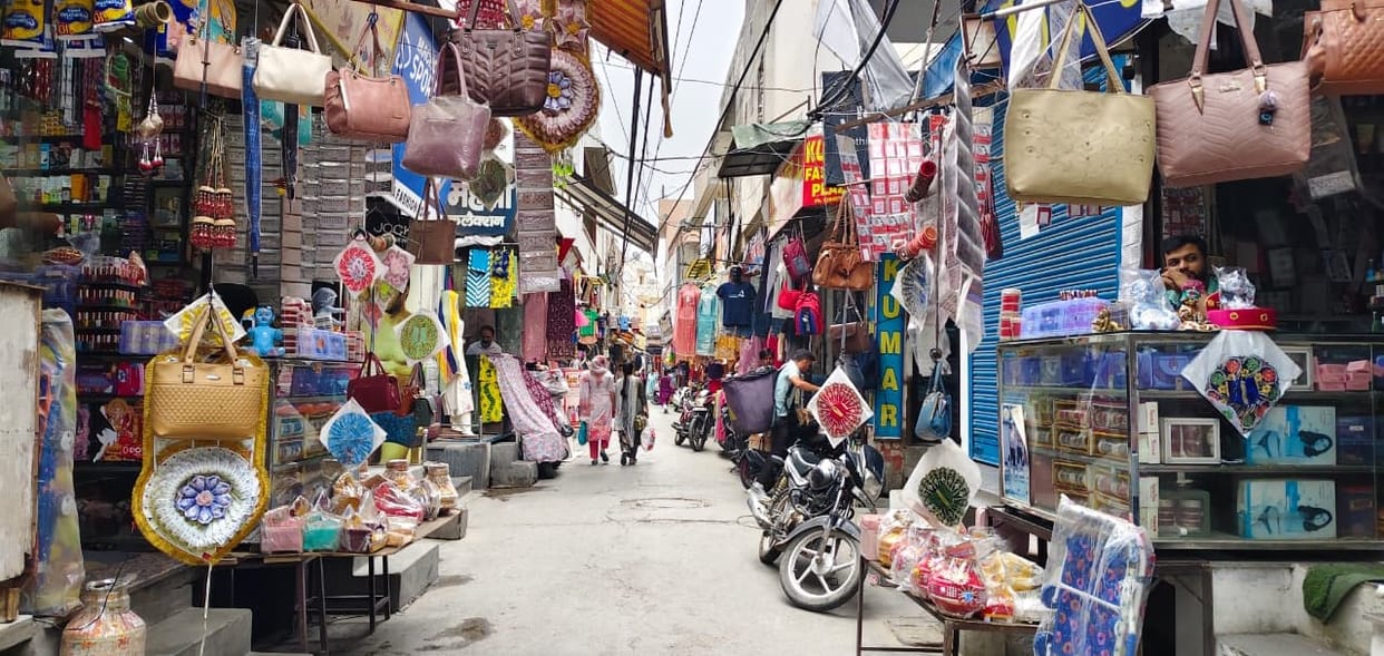Encroachment on main roads in the city causes traffic jams, people are troubled