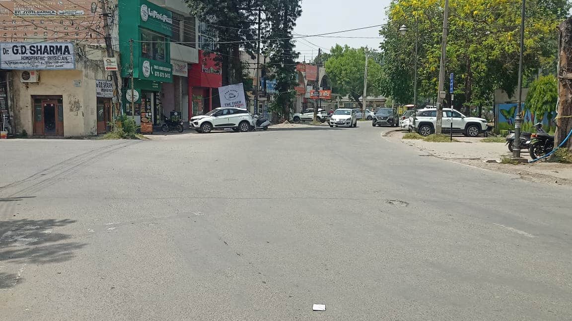 शहर के सबसे व्यस्तम मॉडल टाउन में दोपहर के समय पसरा सन्नाटा। संवाद