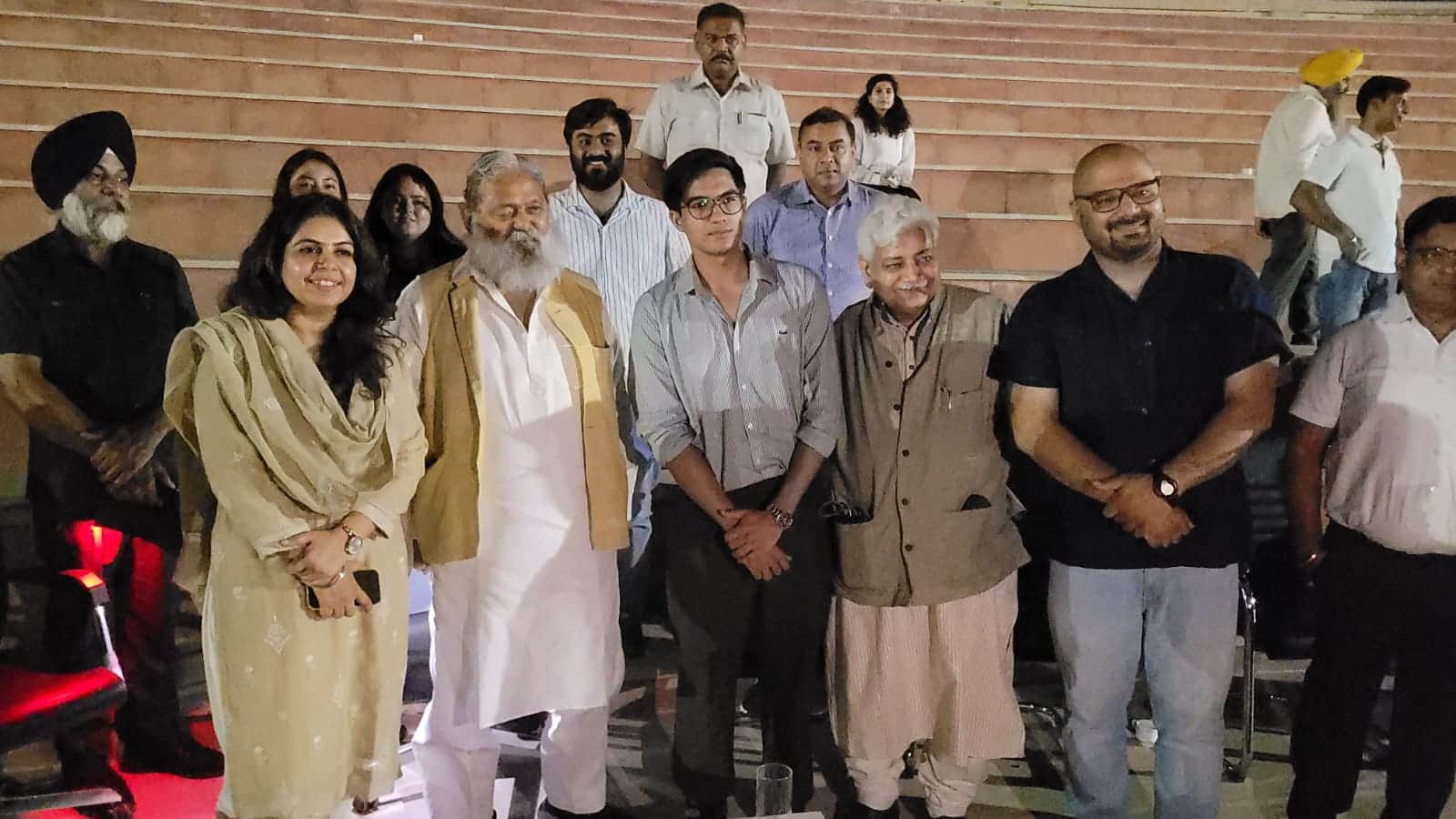 शहीद स्मारक में ओपन एयर थिएटर का ट्रायल देते कैबिनेट मंत्री अनिल विज। प्रवक्ता