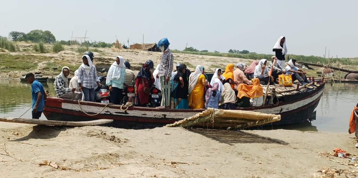 Tanda-Kaithi pontoon bridge removed; boat operations begin.