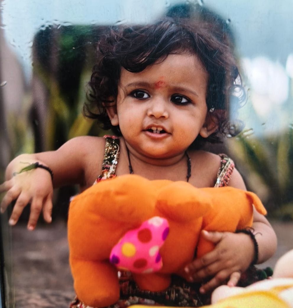 Girl dies after falling onto the road while playing on the roof of a two-storey house