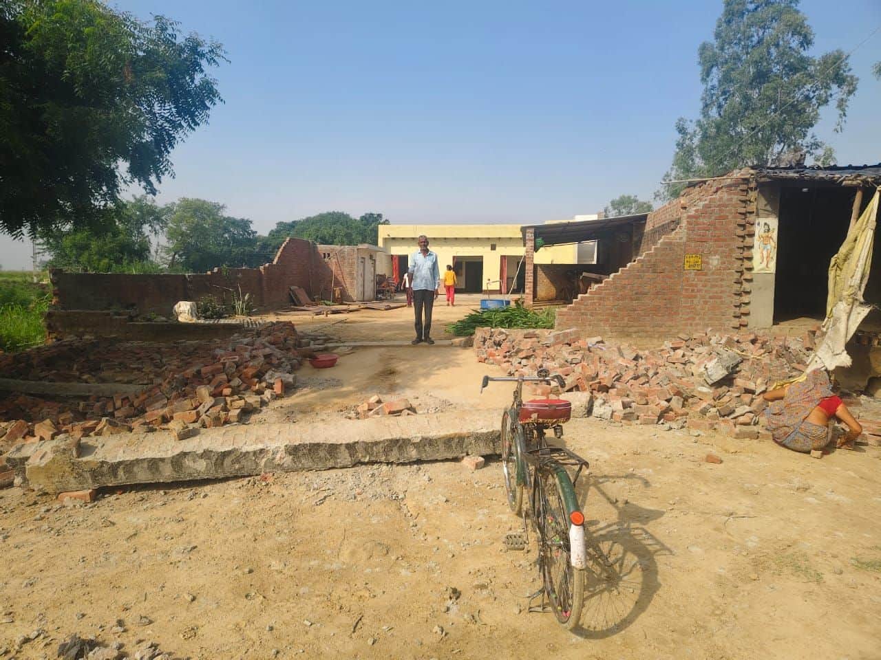 दबतोरी क्षेत्र के गांव मुसिया नगला में एक मकान क्षतिग्रस्त दीवार। संवाद