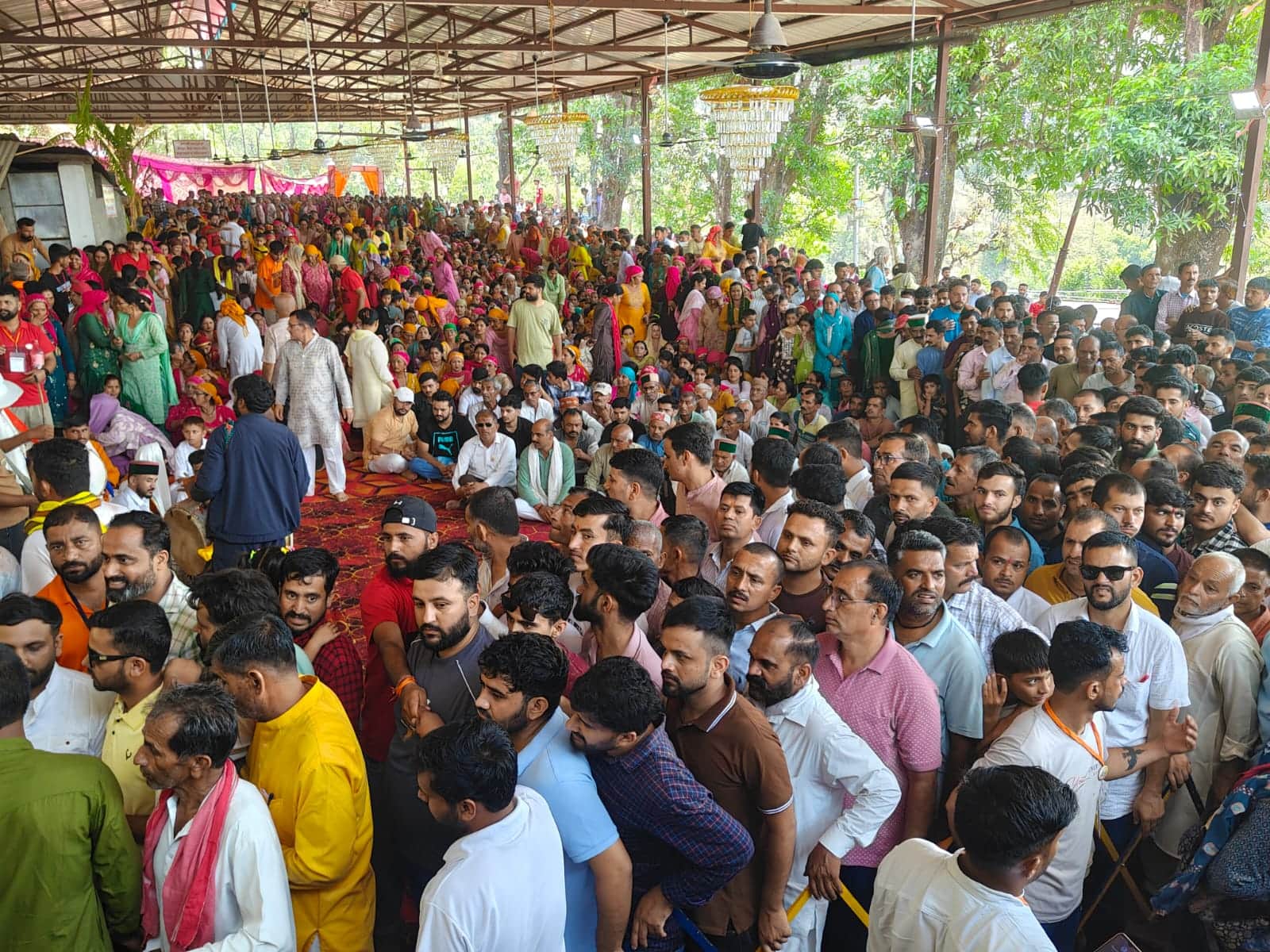 धनला स्थित शिरगुल-बिजट महाराज मंदिर में आयोजित विशाल शांत महायज्ञ में जुटी श्रद्धालुओं की भीड़।