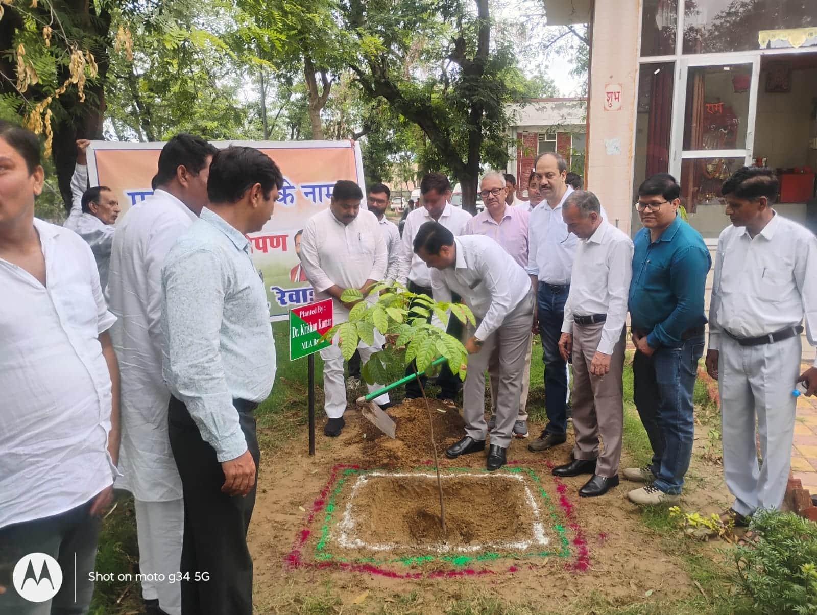 उपमंडल कार्यालय परिसर में पौधरोपण करते विधायक डॉ. कृष्ण कुमार। स्रोत: प्रशासन
