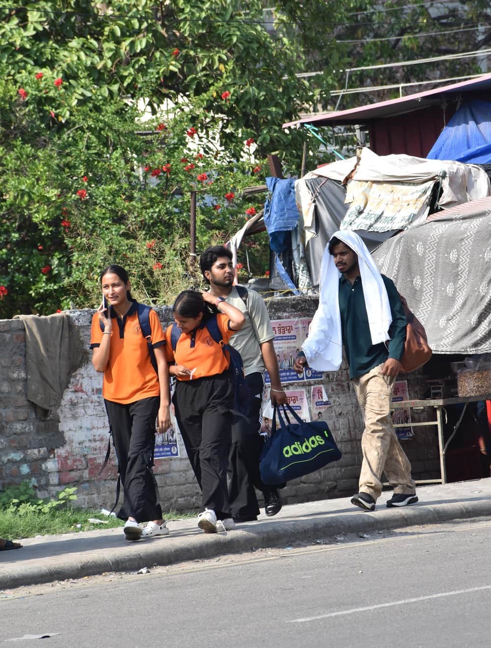 ऊना में दोपहर के समय तेज धूप के बीच संस्थान से लौटते हुए ।संवाद