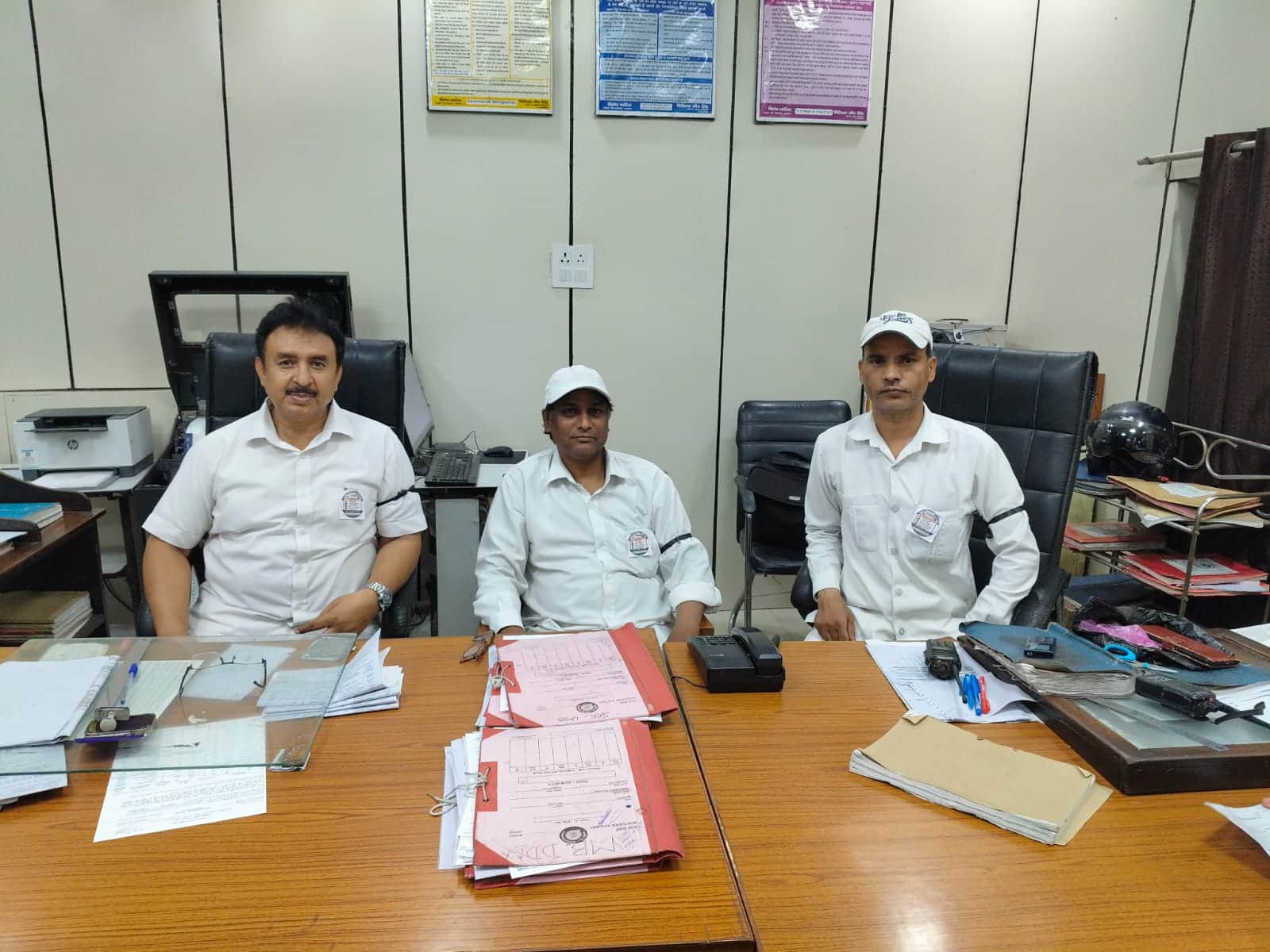 अंबाला में ड्यूटी पर डिमांड बैज लगाकर कार्य करते स्टेशन मास्टर। एसोसिएशन