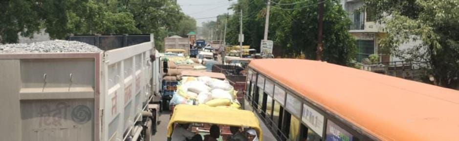 Maize arrivals increase at the mandi; haphazardly parked tractor-trolleys cause a traffic jam.