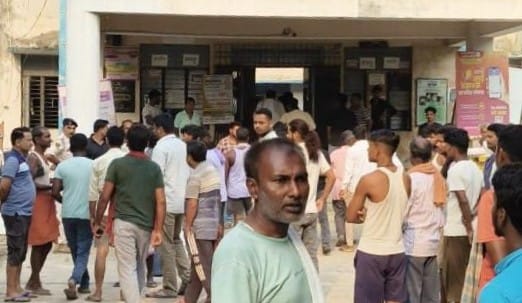 अस्पताल परिसर में उमड़ी लोगों की भीड़