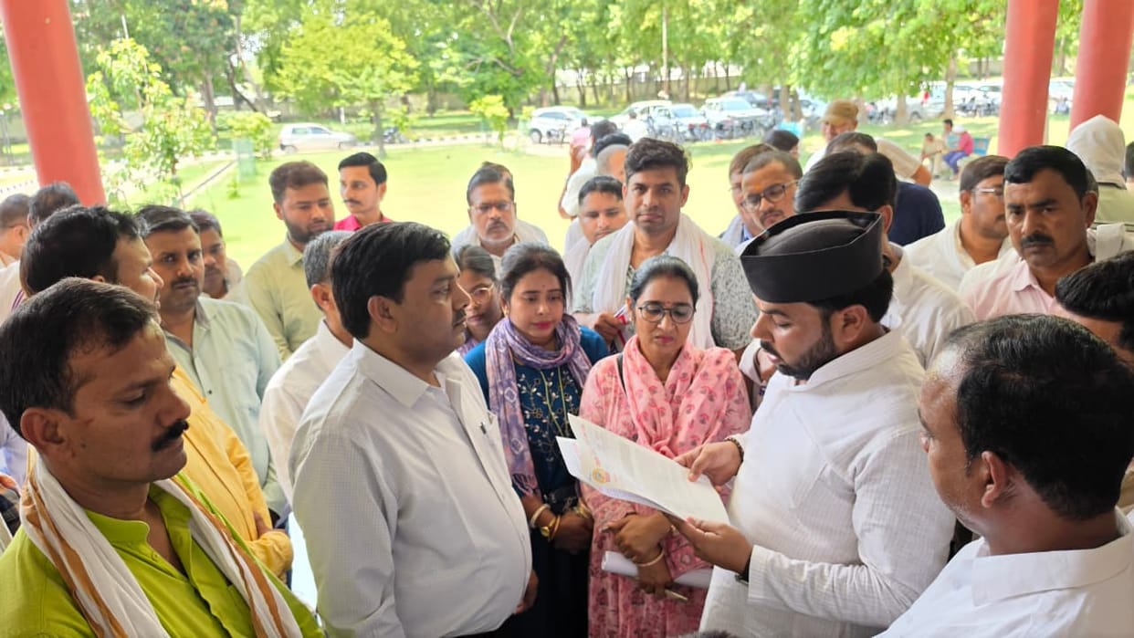 Demand for exemption from TET; teachers submit memorandum.