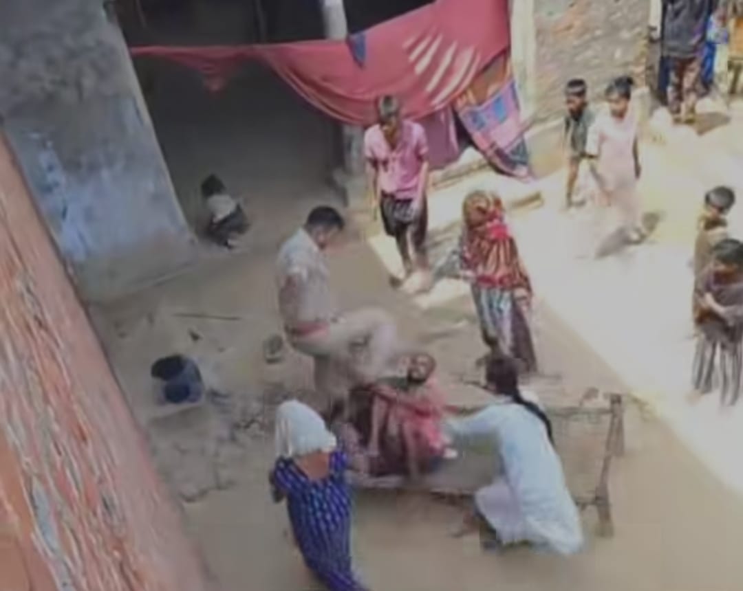 PRV personnel who arrived to resolve a dispute beat up a youth; video goes viral.