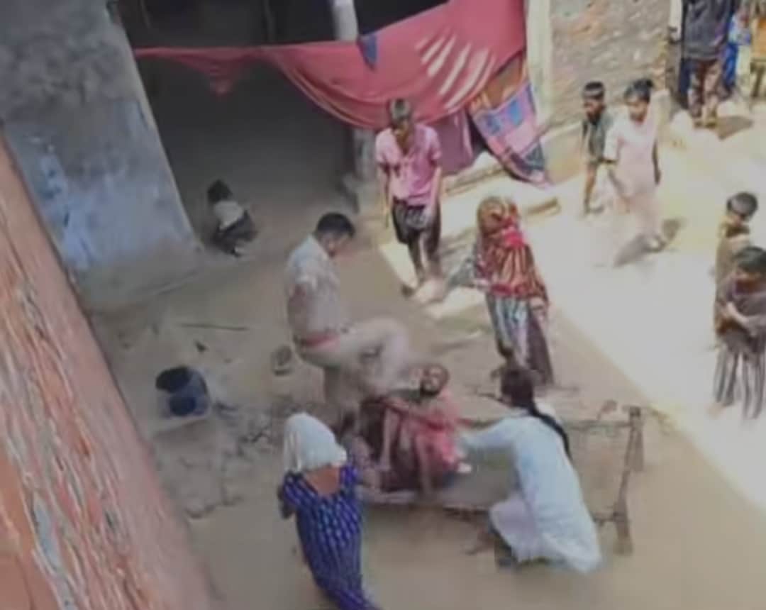 भरवलिया में पीड़ित की लात घूसों से पिटाई करता पुलिस कर्मी-स्रोत वीडियो लैब