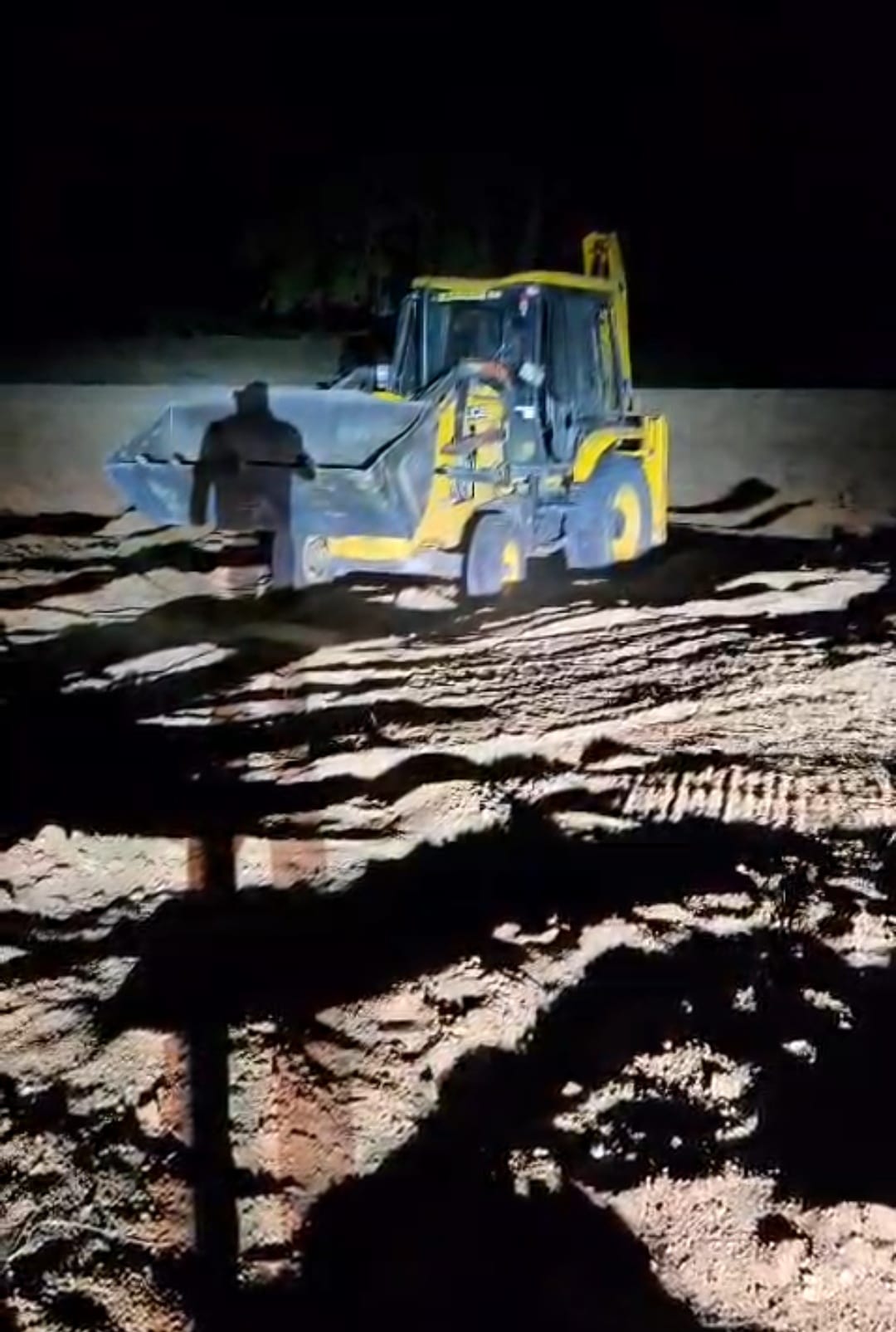 Bijapur MLA Vikram Mandavi conducted surprise raid on illegal sand mining