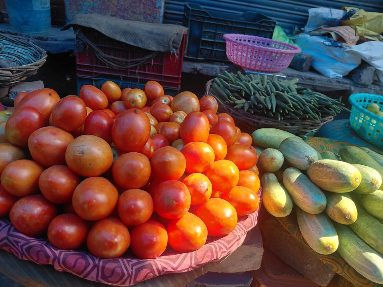 Amroha: Tomatoes arriving from Delhi turn 'red' due to high prices.