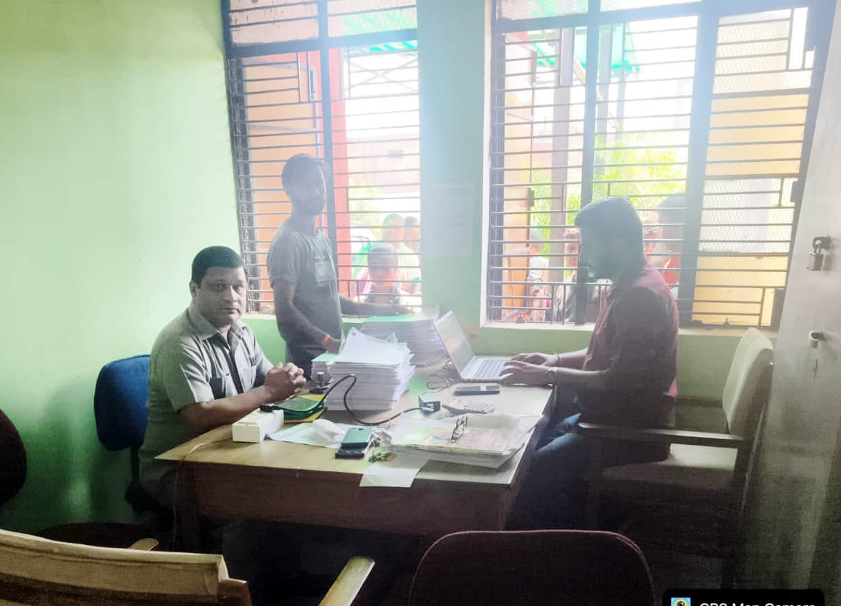 बिल्सी महाराणा प्रताप डिग्री कालेज में काउंसलिंग कराते छात्र-छात्राएं। संवाद