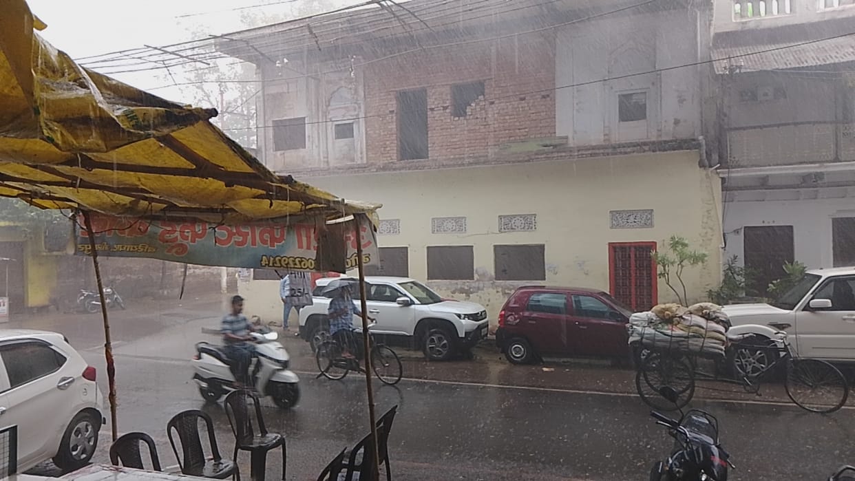 30 minutes of heavy rain bring relief from the heat; temperature drops by one degree.