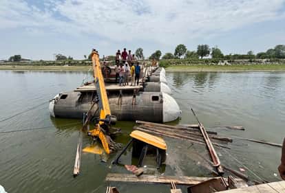 Bateshwar pontoon bridge collapses, Poclain sinks in Yamuna; driver saves life due to presence of mind
